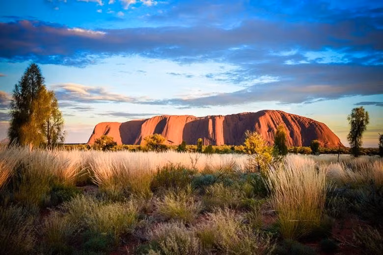 Tảng đá Uluru là một khối sa thạch khổng lồ, được coi là một biểu tượng và điểm du lịch linh thiêng của Australia. Tảng đá nổi bật với khả năng thay đổi màu sắc ấn tượng dưới ánh mặt trời, đã được UNESCO công nhận là Di sản Thế giới. Ảnh: TN.