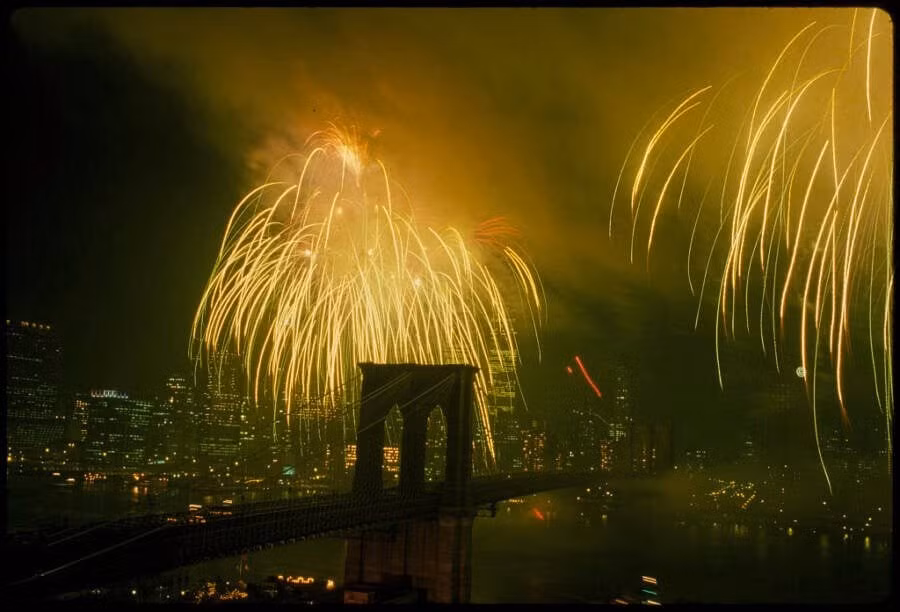 Pháo hoa rực rỡ trên cầu Brooklyn vào năm 1983 nhân dịp kỷ niệm 100 năm khánh thành cây cầu. Ảnh: Thư viện Quốc hội.