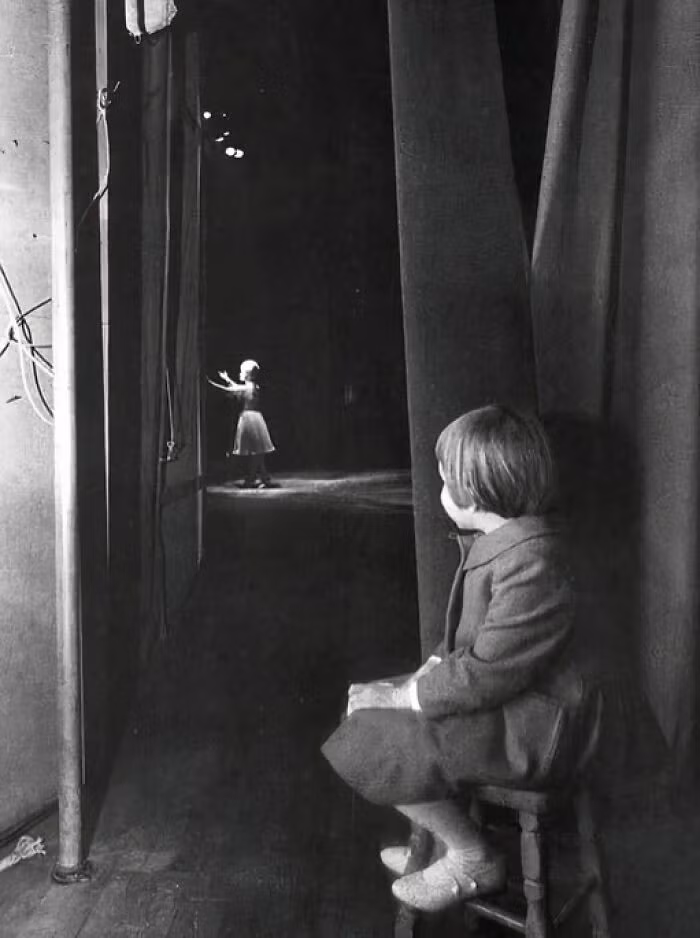 Carrie Fisher lúc nhỏ đang theo dõi mẹ mình là Debbie Reynolds biểu diễn trên sân khấu năm 1963.