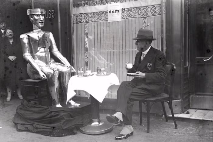 George, chú robot hình người được chế tạo bởi kỹ sư động cơ Alan Herbert Reffell và WH Richards, năm 1930.