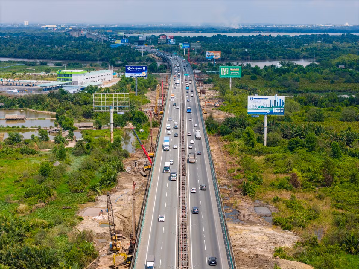 Đoạn từ cầu Long Thành hướng về Vành đai 3 TP.HCM cũng đang được liên danh nhà thầu huy động hàng trăm máy móc thi công cọc khoan nhồi và trụ cầu.