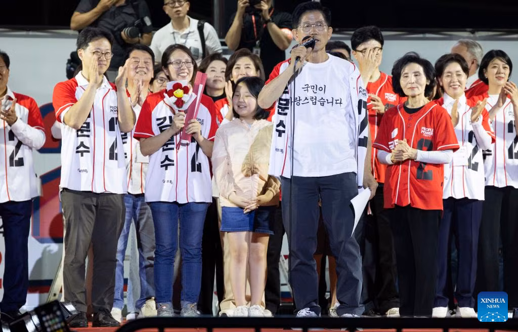 Ông Kim Moon Soo (giữa), ứng cử viên Tổng thống của Đảng Quyền lực Nhân dân, phát biểu trong chiến dịch tranh cử tại Seoul, Hàn Quốc, ngày 2/6/2025. Ảnh: Xinhua.