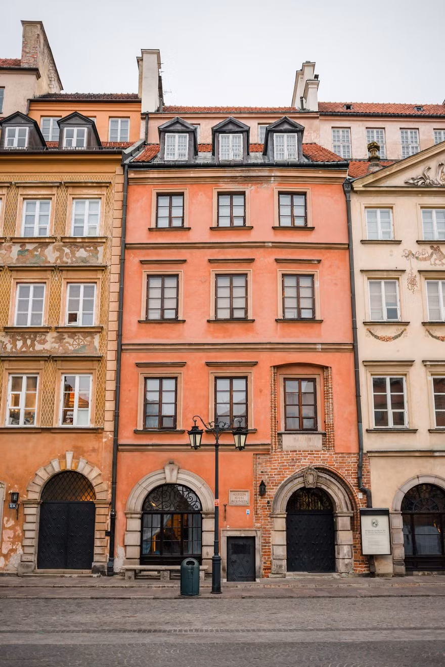 Phố cổ Warsaw giống như một câu đố được tạo thành từ một số mảnh ghép mới và cũ. Mặt tiền bằng gạch và khung cửa của tòa nhà màu đỏ là "mảnh ghép" cũ, phần còn lại là mới.