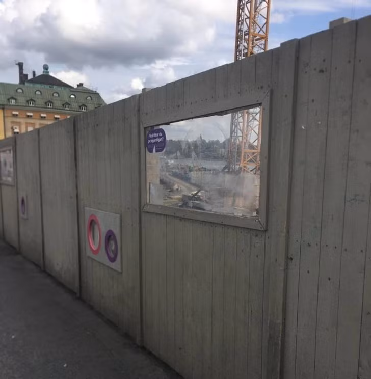 Ở Stockholm, có những khoảng hở trên hàng rào cho phép mọi người quan sát công trường xây dựng/sông.