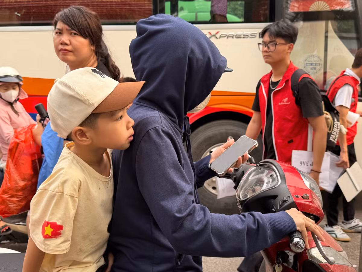 Phụ huynh đón con tại Trường tiểu học Chu Văn An chiều 2/4 (ảnh: Hà Linh)