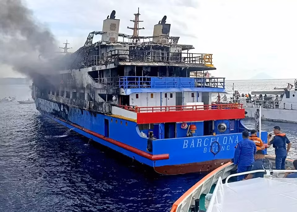 Một đoạn video do cơ quan cứu hộ Manado công bố cho thấy tàu tuần duyên phun nước vào chiếc phà đang bốc khói đen. Ảnh: Basarnas.
