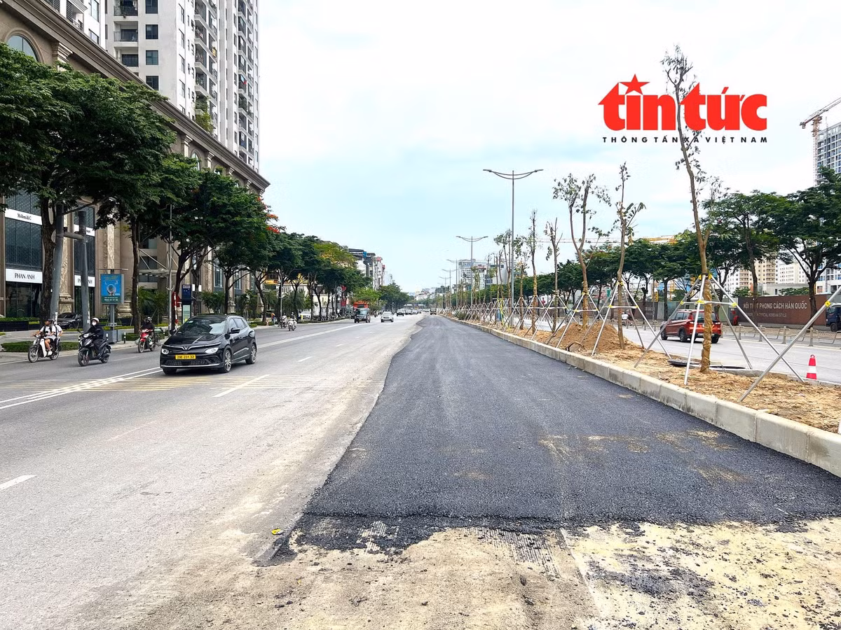 Nhiều đoạn trên đường Võ Chí Công đã được dỡ rào chắn, trải nhựa để các phương tiện lưu thông.