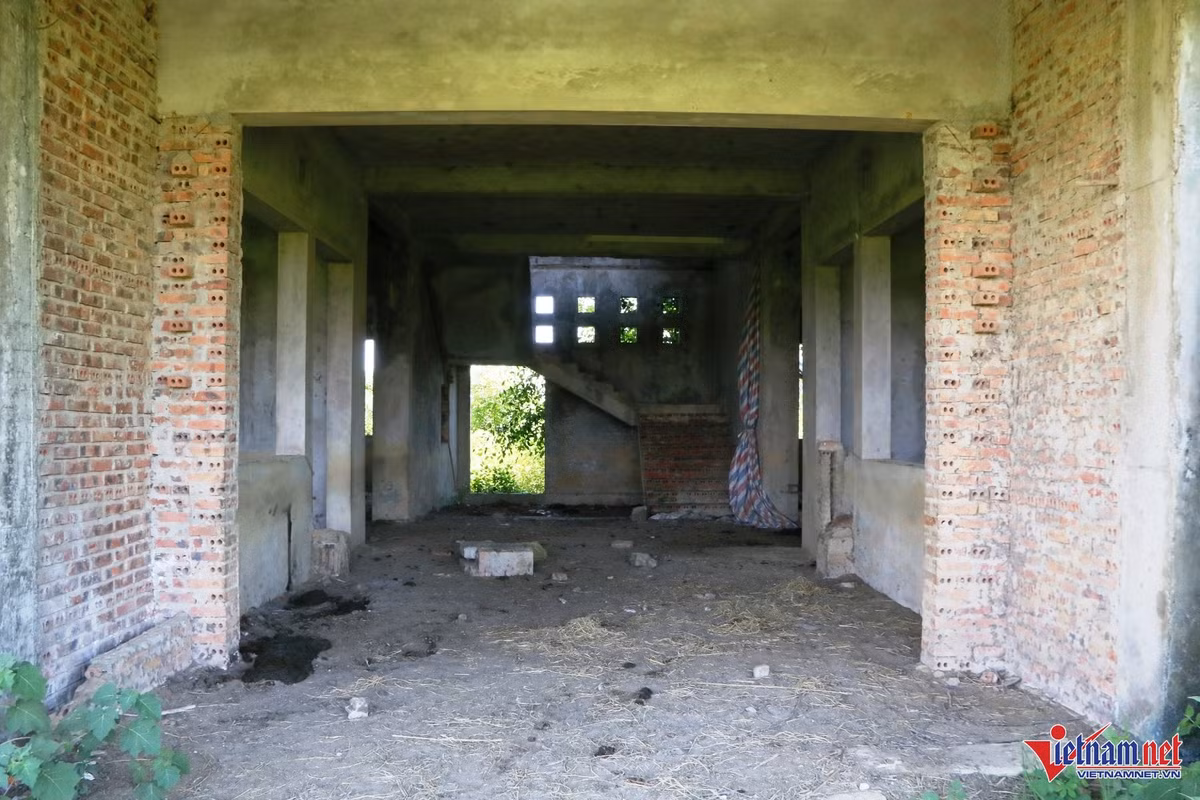 Tại cuộc họp HĐND tỉnh Ninh Bình vào tháng 12/2024, ông Nguyễn Cao Sơn, Phó Chủ tịch UBND tỉnh Ninh Bình nêu rõ việc không thể thu hồi được dự án là do đã có tài sản trên đất.