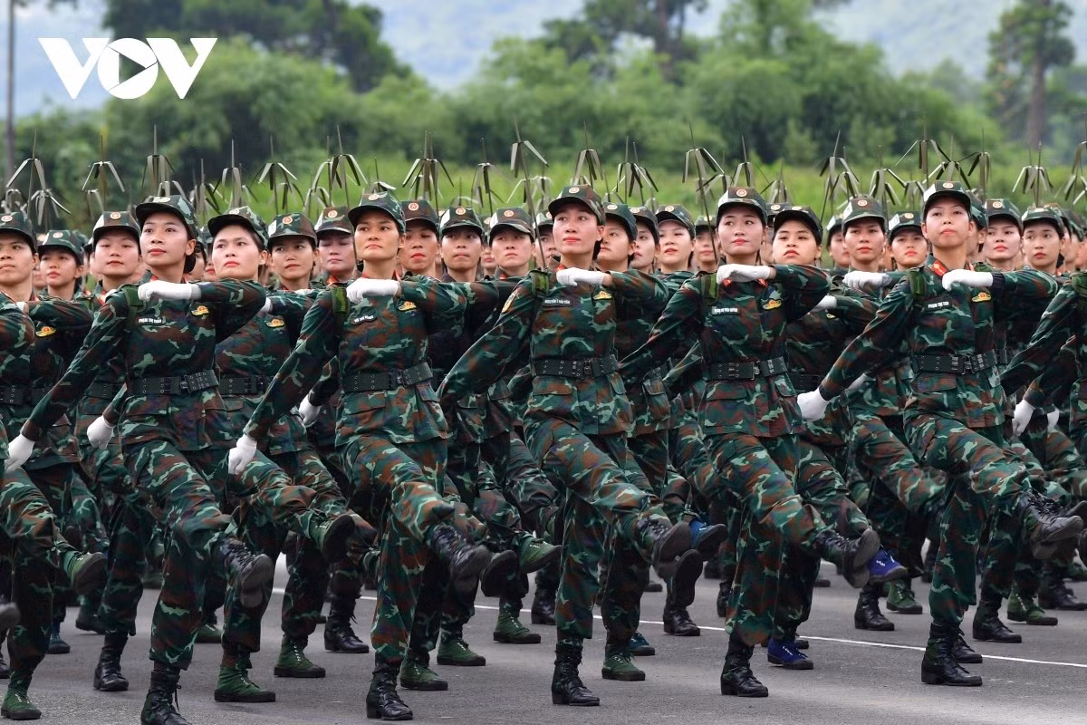 Khối nữ thông tin tham gia hợp luyện.
