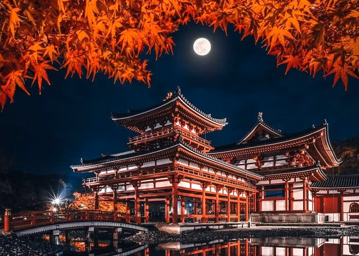 Kyoto, Nhật Bản, trong đêm trăng sáng. Kyoto được coi là "thủ đô văn hóa của Nhật Bản".
