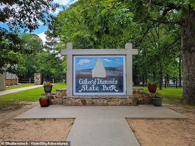Theo Daily Mail, từ khi trở thành công viên công cộng vào năm 1972, Crater of Diamonds (tọa lạc tại Murfreesboro, Arkansas) đã trở thành một điểm tham quan thu hút du khách khắp nơi. Ảnh: Shutterstock.