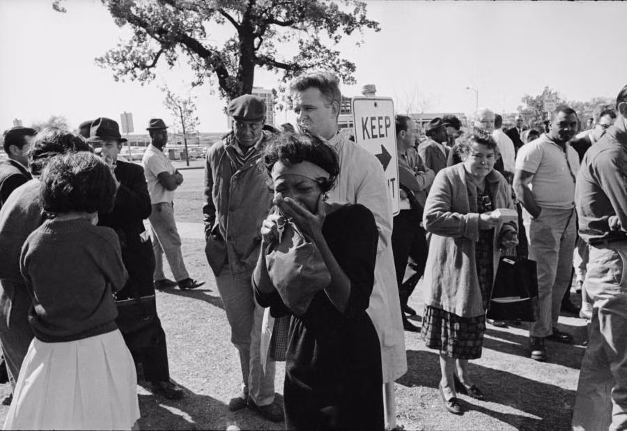 Đám đông người dân chờ đợi tin tức bên ngoài Bệnh viện Parkland Memorial, nơi Tổng thống Kennedy được đưa đến sau vụ ám sát.