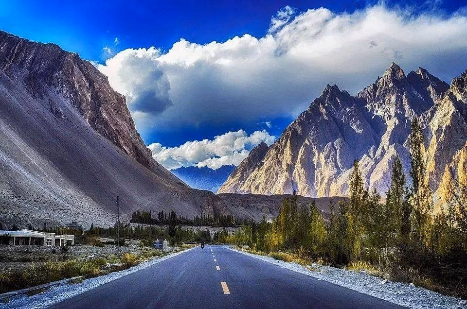 Đường cao tốc Karakoram "băng" qua đèo Kunjerab ở độ cao 4.800 mét so với mực nước biển, nối liền Pakistan với miền Tây Trung Quốc. Con đường cao tốc này đã trở thành một điểm thu hút khách du lịch. Ảnh: Tripadvisor.