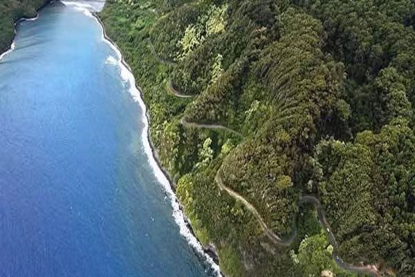 Đường cao tốc Hana dài 84 km và nằm ở Maui, Hawaii (Mỹ). Con đường này đi qua một khu rừng mưa nhiệt đới xanh tươi tuyệt đẹp. Ảnh: Pinterest.