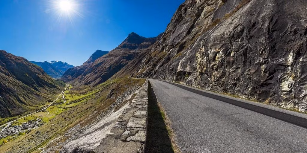 Khi lái xe trên đường Col de l'Iseran (ở Pháp), du khách chắc hẳn sẽ phải trầm trồ trước vẻ đẹp của những thác nước, danh lam thắng cảnh,...Ảnh: cycloworld.