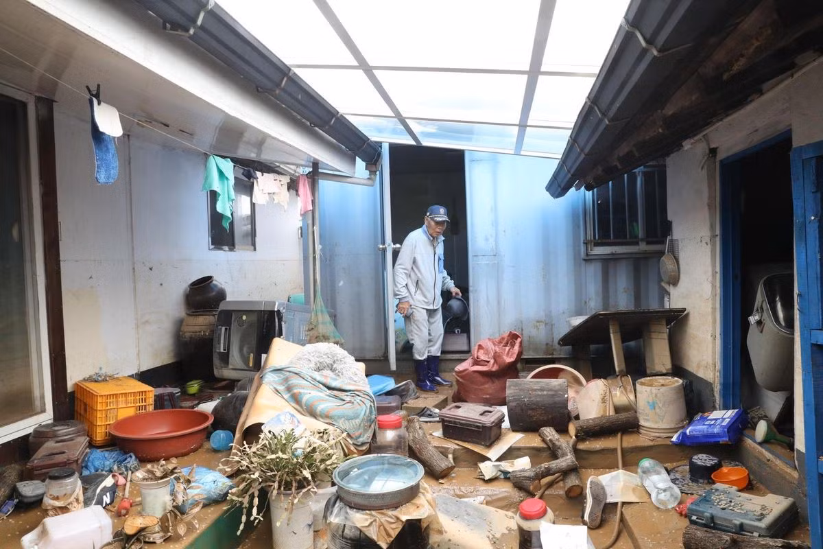 Một người dân nhìn đống đổ nát bên trong ngôi nhà của mình ở Yesan, tỉnh Chungcheong Nam, sáng 18/7 sau trận lũ lụt. Ảnh: Yonhap.