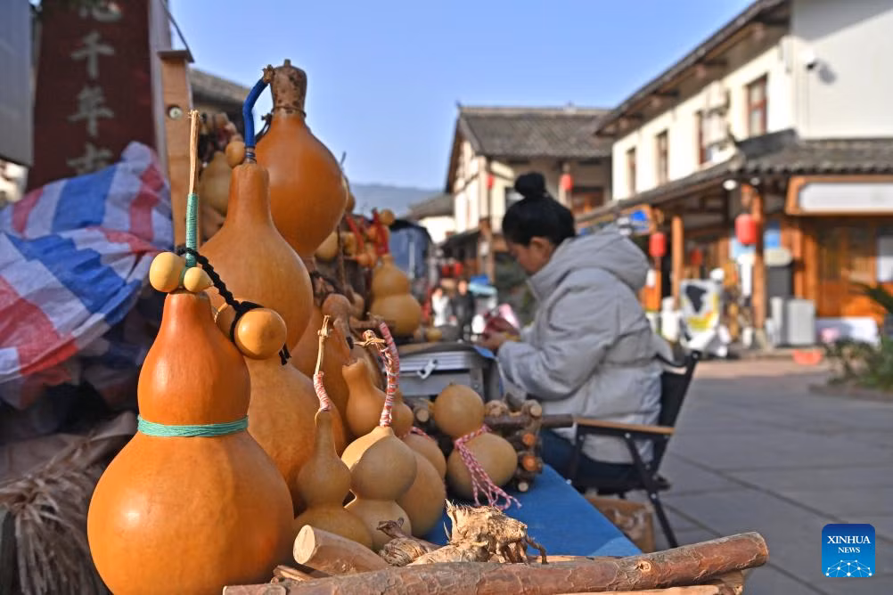 Một người dân làm đồ thủ công mỹ nghệ trong thị trấn cổ.