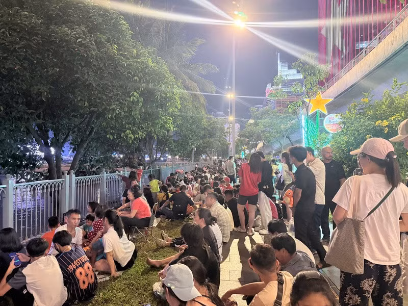 Đông đảo người dân và du khách tập trung tại khu vực công viên ven sông Sài Gòn từ sớm để chọn vị trí đẹp ngắm pháo hoa. Ảnh: Minh Anh.