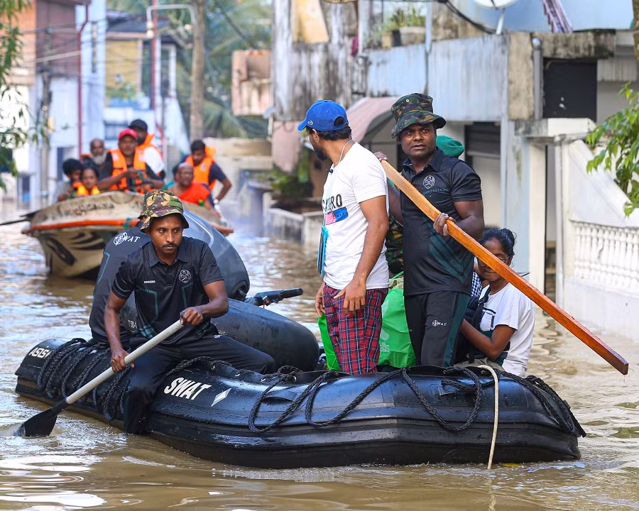 Lực lượng đặc nhiệm Sri Lanka giải cứu người dân khỏi các khu vực bị lũ lụt ở Colombo sau trận mưa lớn do bão Ditwah. Khoảng 218.000 người đang ở trong các nơi trú ẩn khẩn cấp tạm thời, trong khi chính quyền đang nỗ lực cung cấp viện trợ và dọn dẹp đường sá. Ảnh: NurPhoto/Shutterstock.