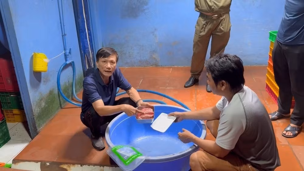Ông Thắng (bên trái) cho biết tự tay biến thịt heo thành thịt nai tại cơ sở sản xuất. Ảnh: CA