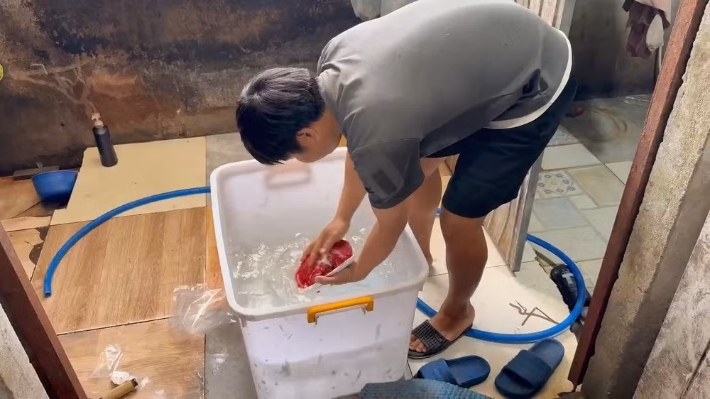 Phong tự tay "phù phép" thịt heo thành thịt nhím tại cơ sở của mình. Ảnh: CA