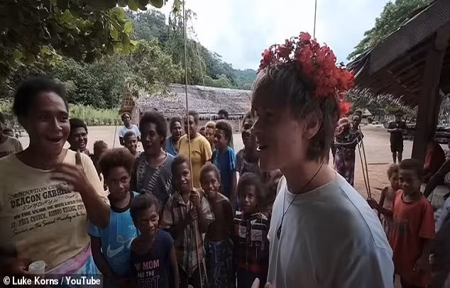 Luke đã đi nhiều chuyến bay, sau cùng đi thuyền cùng một người đàn ông địa phương để đến đảo. Anh được người dân ở Utupua chào đón nồng nhiệt.