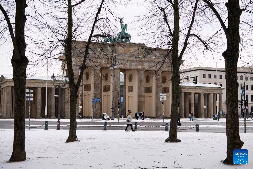 Người dân đi bộ gần khu vực Cổng Brandenburg ở Berlin trong một ngày mùa đông lạnh giá. Ảnh: Xinhua News.