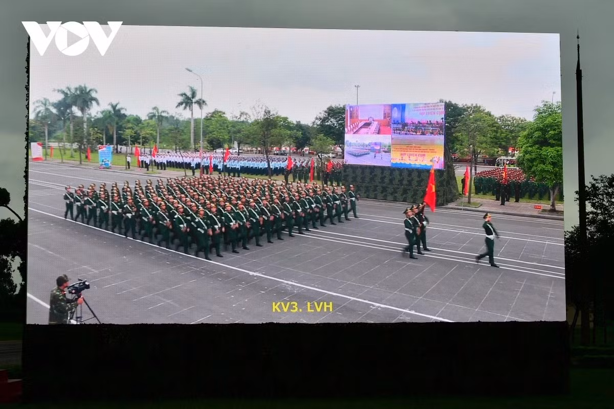 Điểm cầu chính tại Trung tâm Huấn luyện Quốc gia 4 (Miếu Môn, Hà Nội) được kết nối trực tuyến với điểm cầu tại Làng văn hoá các dân tộc Việt Nam và Đại học Quốc gia.