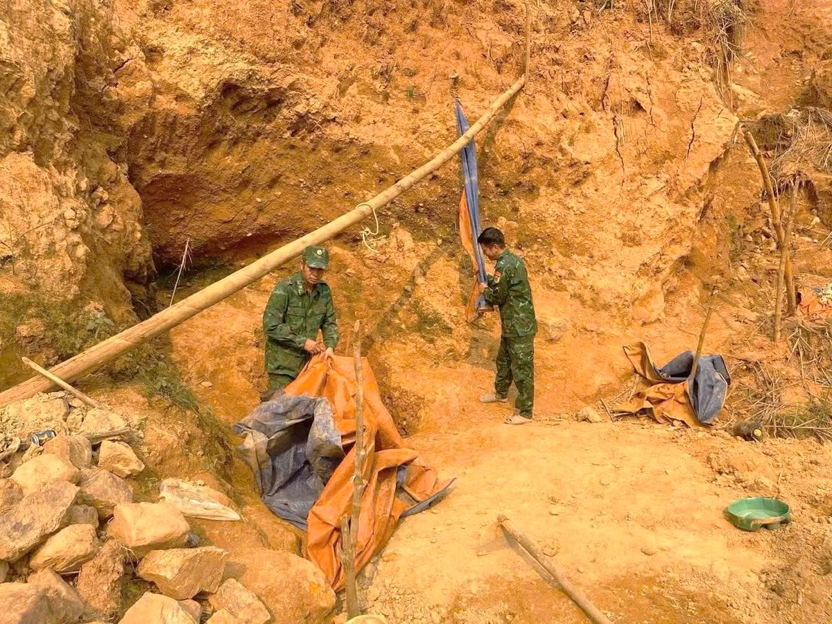 Tháo dỡ lán trại của đối tượng khai thác vàng trái phép.