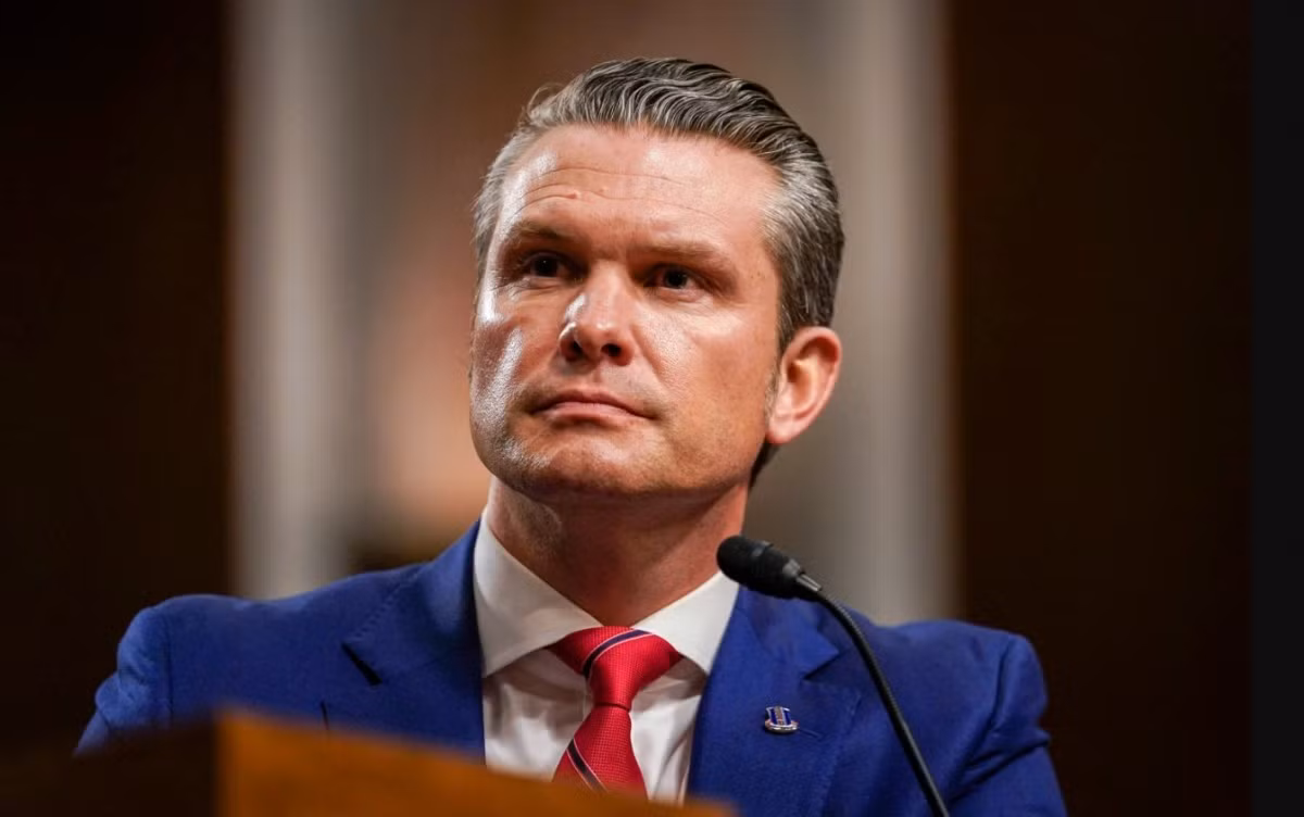 Cũng trong ngày 7/6, Bộ trưởng Quốc phòng Pete Hegseth cảnh báo rằng "Lực lượng Thủy quân Lục chiến đang tại ngũ" đang trong tình trạng "báo động cao" và có thể sẽ được triển khai tới Los Angeles. Ảnh: NBC.