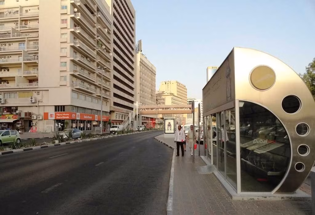 Nhiều trạm xe buýt ở Abu Dhabi được trang bị hệ thống máy lạnh để phục vụ hành khách. Trong cái nóng oi bức của Abu Dhabi, với nhiệt độ liên tục tăng cao, những trạm xe buýt có điều hòa này mang đến sự dễ chịu cho hành khách và người đi đường. Ảnh: Holidify.