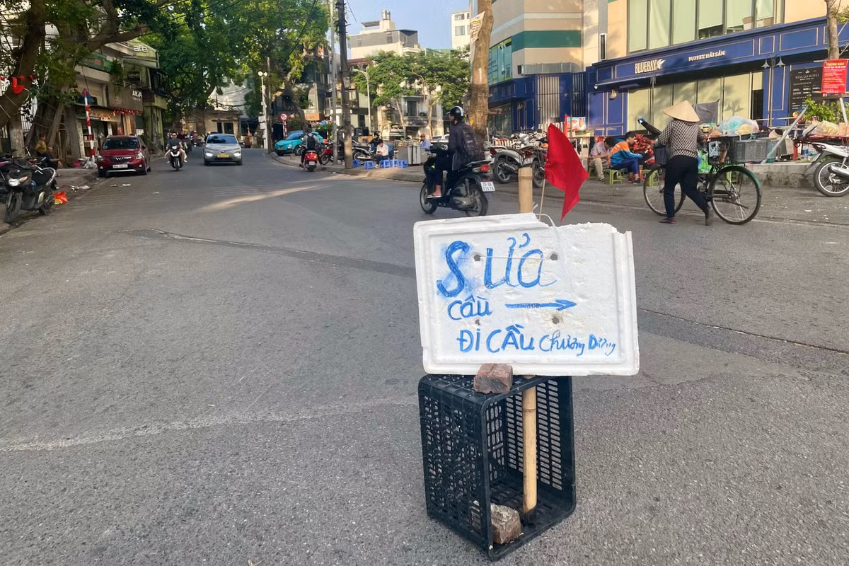 Toàn bộ phần đường dành cho xe thô sơ trên cầu Long Biên hướng từ phường Bồ Đề sang phường Hoàn Kiếm được rào chắn tạm thời để phục vụ thi công.