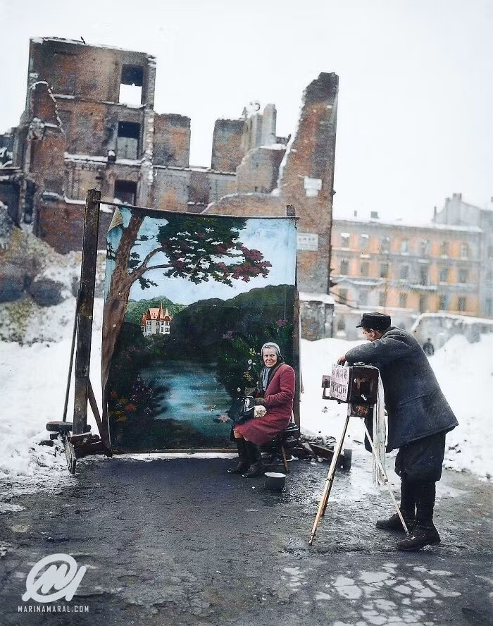 Chụp ảnh chân dung ở Warsaw, Ba Lan, vào tháng 11/1946.