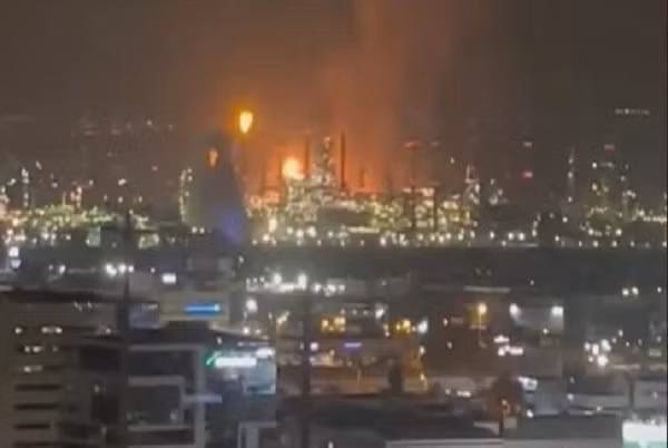 Trong khi đó, Iran đã tiến hành một cuộc tấn công bằng tên lửa quy mô lớn nhằm vào Israel chiều 20/6. Các tòa nhà tại thành phố cảng Haifa của Israel bị hư hại nặng với cửa sổ bị thổi bay do sức công phá của tên lửa đạn đạo từ Iran. Ảnh chụp màn hình.