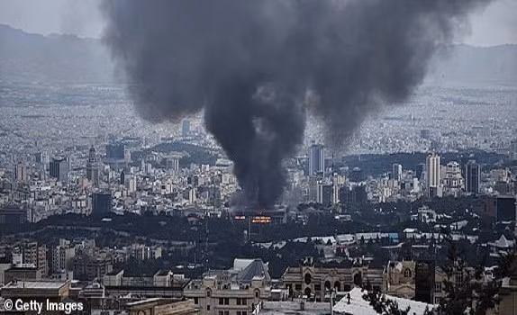 Israel đã tiến hành cuộc tấn công nhằm vào tòa nhà trụ sở Đài phát thanh Cộng hòa Hồi giáo Iran (IRIB) ngày 16/6. Ảnh: Getty.