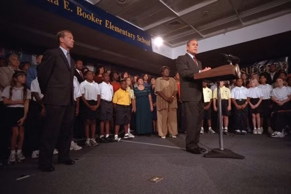 Tổng thống Mỹ George W. Bush phát biểu vào sáng ngày 11/9/2001 tại Trường Tiểu học Emma E. Booker ở Sarasota, bang Florida, sau vụ tấn công khủng bố vào Trung tâm Thương mại Thế giới ở thành phố New York.