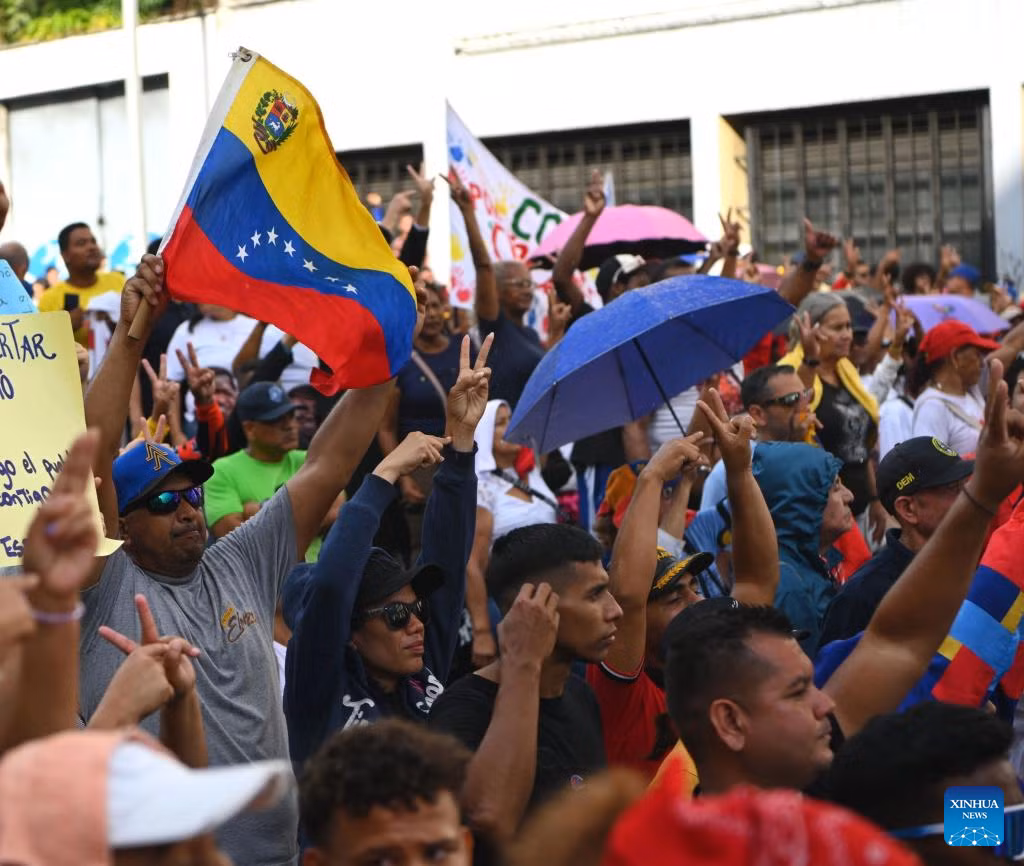 Lãnh đạo Đảng cầm quyền Venezuela Nahum Fernandez đã kêu gọi người dân đoàn kết: "Điều chúng ta cần ở đây là sự đoàn kết và thống nhất của toàn thể nhân dân".