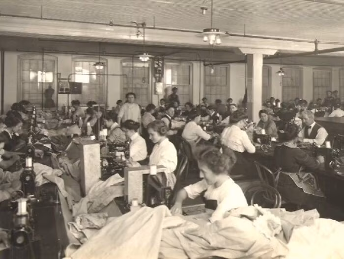 Bên trong nhà máy may mặc vào những năm 1900.