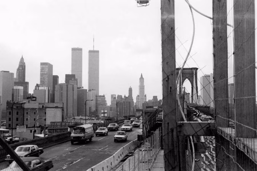 Tòa tháp đôi của Trung tâm Thương mại Thế giới nhìn từ cầu Brooklyn hàng chục năm trước. Ảnh: ATI.