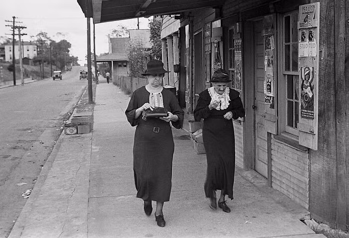 Hai người phụ nữ đi bộ trên phố ở Natchez, Mississippi, năm 1935.