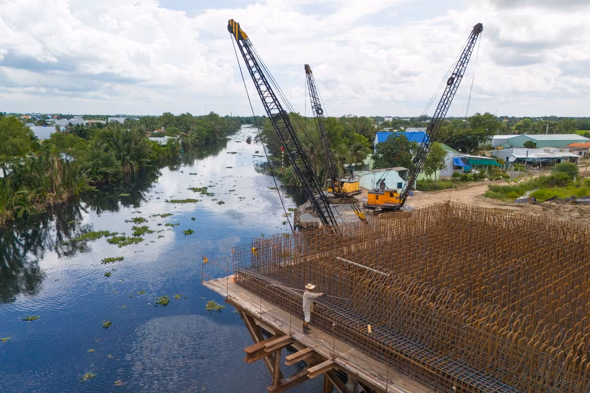 Dù quá trình triển khai gặp một số khó khăn như di dời hạ tầng kỹ thuật và tổ chức lại đơn vị hành chính địa phương, Ban quản lý dự án cho biết vẫn đảm bảo tiến độ theo đúng chỉ đạo của Chính phủ, cơ bản hoàn thành tuyến cao tốc vào cuối năm 2025 và đưa vào khai thác năm 2026.