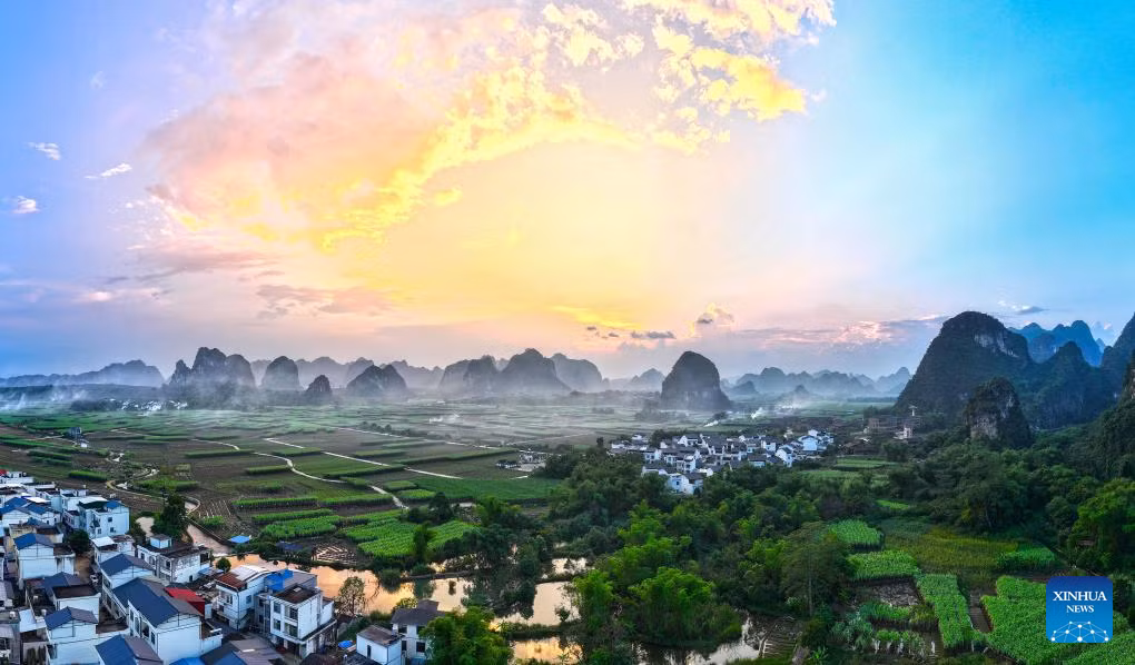 Cảnh hoàng hôn trên làng Shanglong, huyện Long Châu, Khu tự trị dân tộc Choang Quảng Tây, miền nam Trung Quốc, ngày 19/10.