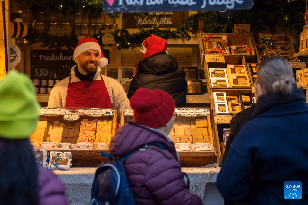 Gian hàng bán bánh kẹo tại chợ Giáng sinh Helsinki.