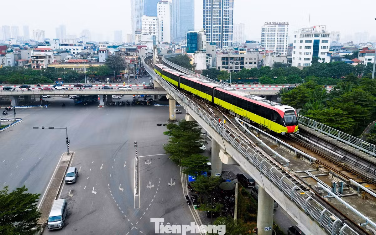 Sáng 1/1, phố phường Hà Nội yên bình hơn thường ngày, nhiều tuyến đường trở nên vắng vẻ, nhịp sống chậm lại trong khoảnh khắc đầu năm mới.