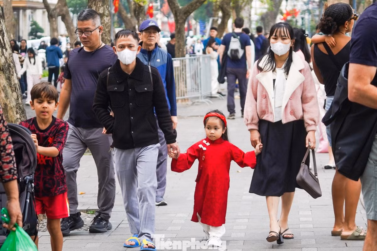Tranh thủ kỳ nghỉ Tết Dương lịch, nhiều gia đình đưa con nhỏ đến phố đi bộ Hồ Gươm vui chơi, tham quan các điểm di tích và tận hưởng không gian ngoài trời.