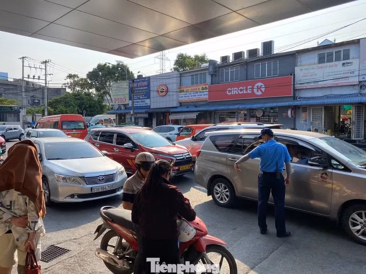 Lực lượng bảo vệ tại bến xe điều tiết phương tiện đưa đón hành khách.