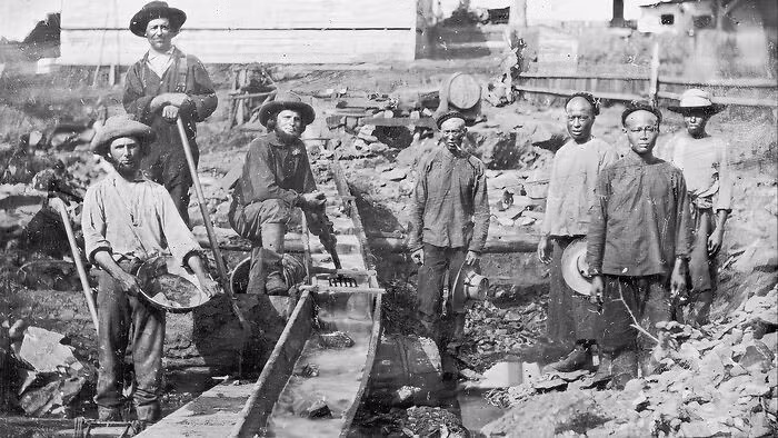 Những người khai thác vàng ở Aubine Ravine, bang California, năm 1852.