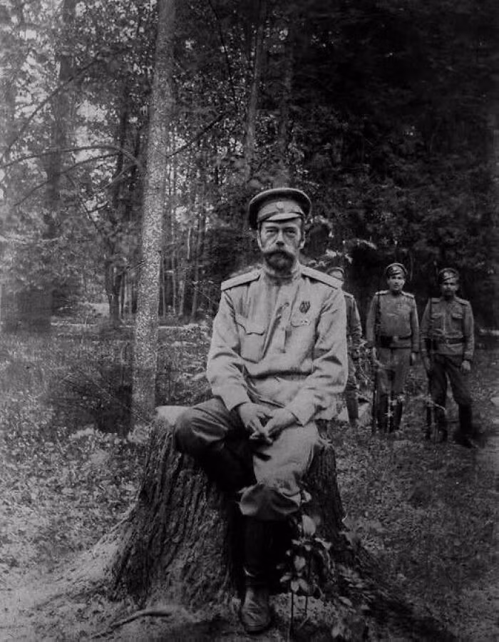 Bức ảnh cuối cùng được biết đến của Sa hoàng Nicholas II tại nơi ở hoàng gia của ông năm 1917.