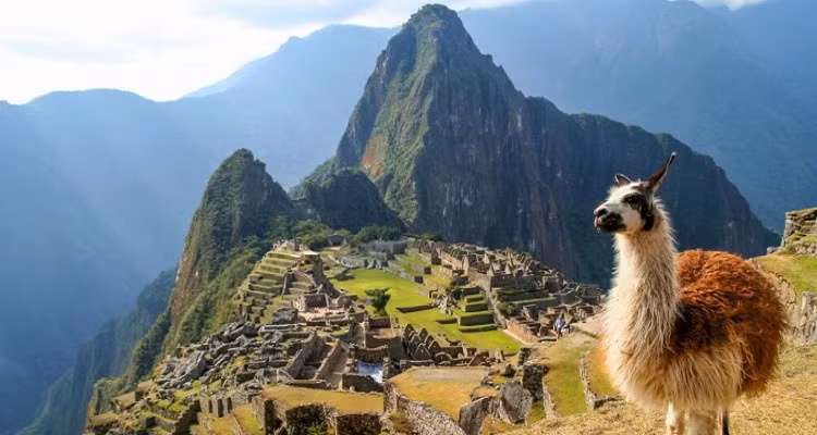 Nằm trên dãy Andes của Peru, Machu Picchu sừng sững như một "vương miện" trên sườn núi, với những bậc thang đá phủ sương mù. Được người Inca xây dựng vào thế kỷ 15, di tích này đã trở thành một trong những kỳ quan được ghé thăm nhiều nhất thế giới, thu hút hàng triệu người mỗi năm đến chiêm ngưỡng vẻ đẹp huyền bí của nó.