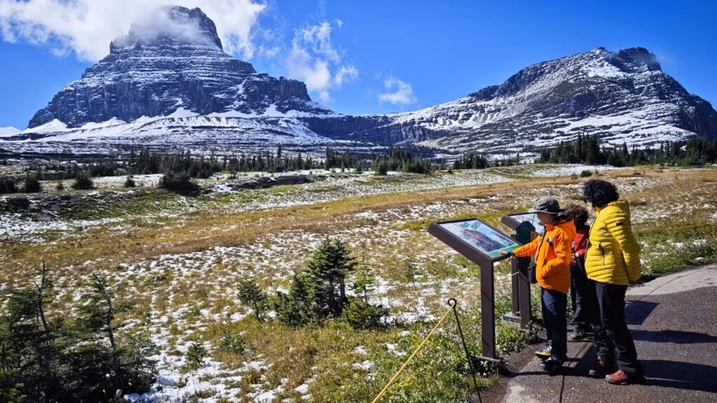 Nằm ở phía bắc dãy núi Rocky của Montana (Mỹ), Công viên Quốc gia Glacier là một vùng đất hoang dã với những đỉnh núi cao chót vót, hồ nước xanh ngọc lam và đồng cỏ núi cao tràn ngập hoa dại. (Nguồn ảnh: Bestwomensmag)
